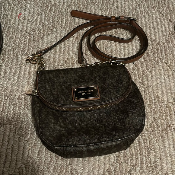 Michael Kors brown Crossbody -got for Christmas and used but has great life left - Picture 1 of 4